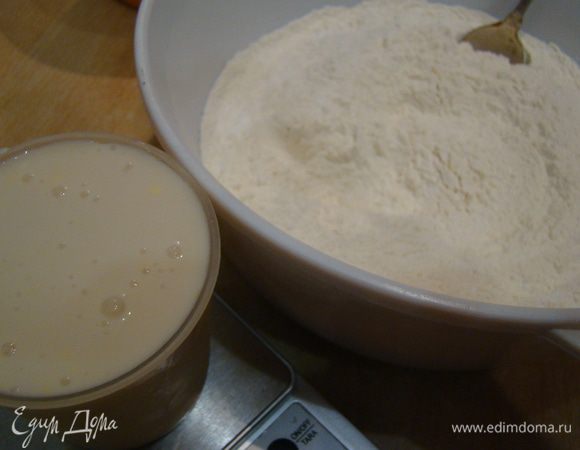 Просеиваем муку с солью и разрыхлителями