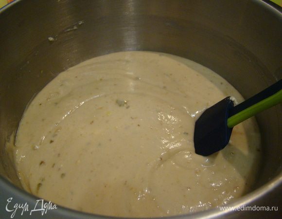 На невысоких оборотах миксера, чередуя, всыпаем порциями муку и вливаем пахту