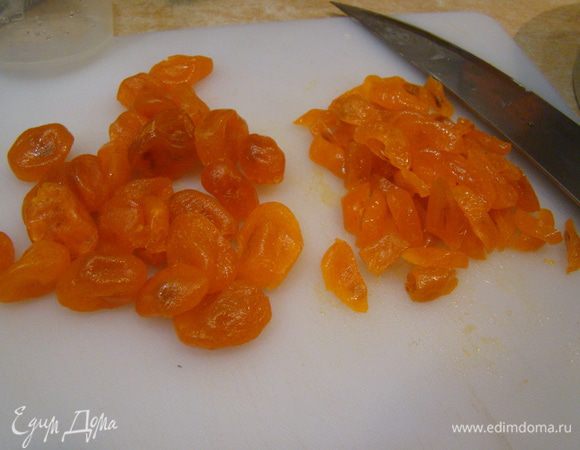 Режем сухофрукты (если крупные). Смазываем маслом 2 средних формы, выкладываем на дно фрукты...