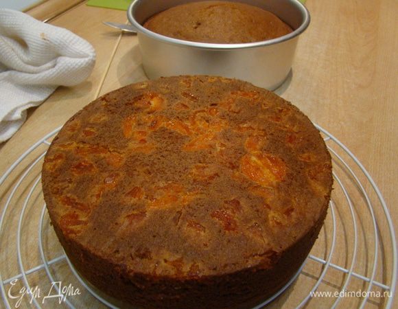 Переворачиваем коржи на решетку, охлаждаем