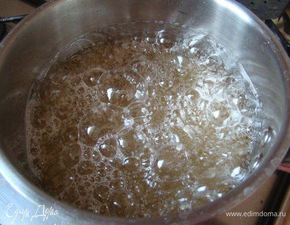 В это время сварим сироп (все, кроме белков и соли) до пробы на мягкий шарик