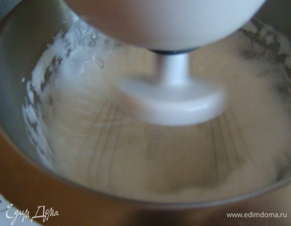 Белки взбиваем с солью до устойчивый пиков. Не выключая миксера, тонкой струйкой вливаем горячий сироп, взбиваем до полного загустения