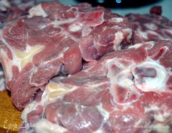 Мясо нарезать кусками среднего размера. Капусту нарезать очень крупными кусками (как арбуз) кочерыжку выбросить.