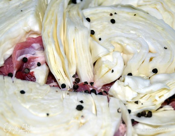 На дно глубокой кастрюли выложить слой капусты, на него слой мяса. Посолить, посыпать частью перца (перца не жалейте, его должно быть много) Повторять слои, пока не закончатся продукты. Я капусты всегда добавляю больше, т.к. она получается необыкновенно вкусная и съедается быстрее, чем мясо.