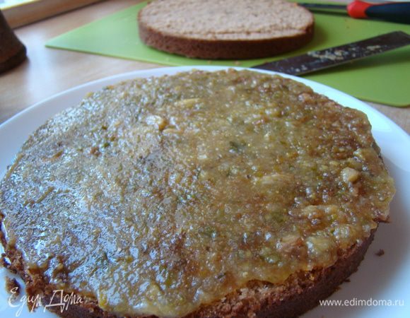 Нижний смажем вареньем и белковой глазурью, накроем вторым коржом, смажем только глазурью