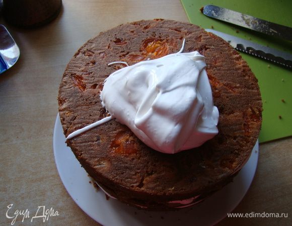 Третий корж, как и первый, покроем вареньем, ну а верхний только глазурью