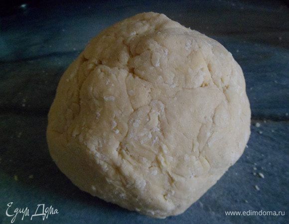 Все хорошо перемешать и добавить к муке с маслом замесить мягкое тесто, если понадобится еще мука, то подмесить.