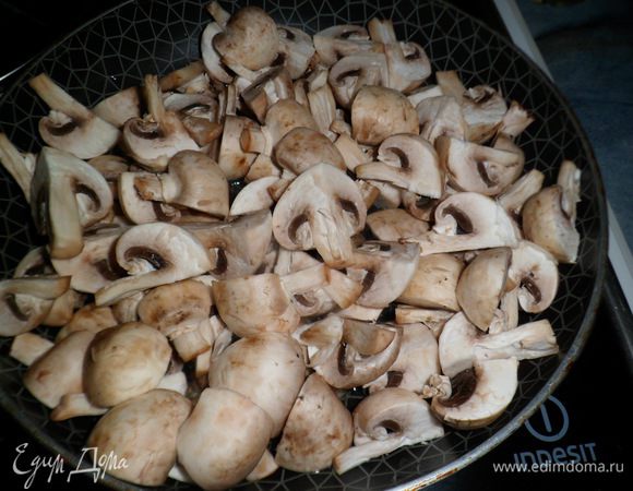 Шампиньоны моем, режем на части 