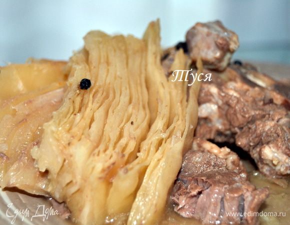 Влить холодную воду на 2/3 объема кастрюли. Довести до кипения и тушить на слабом огне не менее 2 часов. Ничего не мешать и не переворачивать. Подавать форикол горячим.