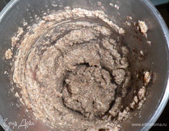 Оставшиеся грибы измельчаем погруженым блендером у оставляем остывать.