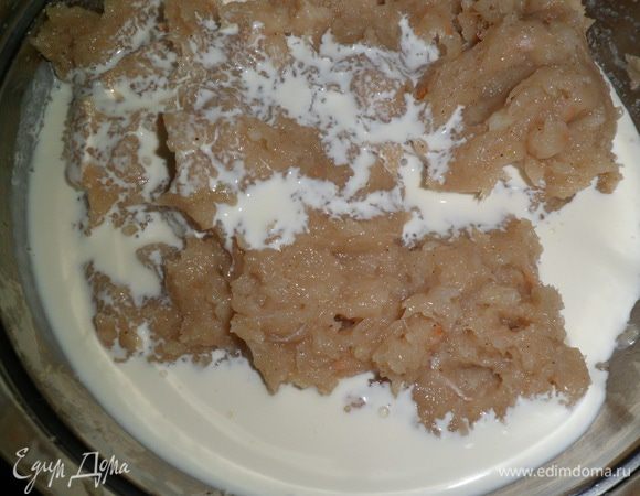 Затем вводим в фарш сливки и перемешиваем