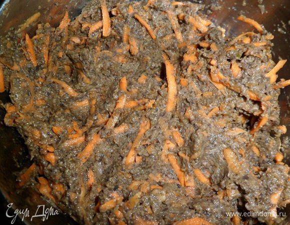 Морковь очищаем, моем и натираем на терке, можно на совсем мелкой и соединяем с измельчеными грибами