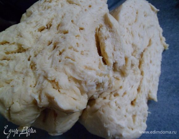 Достаем из холодильника тесто и делим на 2 части