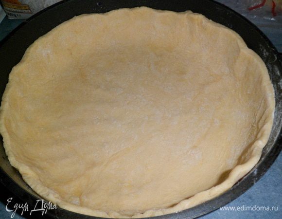 Раскатываем тесто не слишком тонко, вырезаем круг с учетом бортиков и укладываем на дно формы