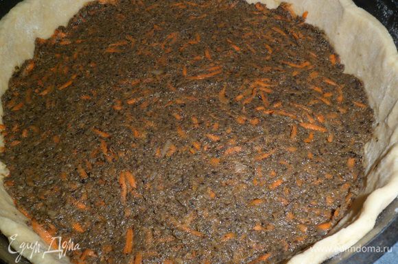 На тесто укладываем слой из измельченных грибов и моркови