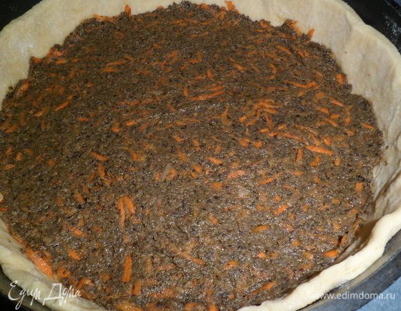 На тесто укладываем слой из измельченных грибов и моркови