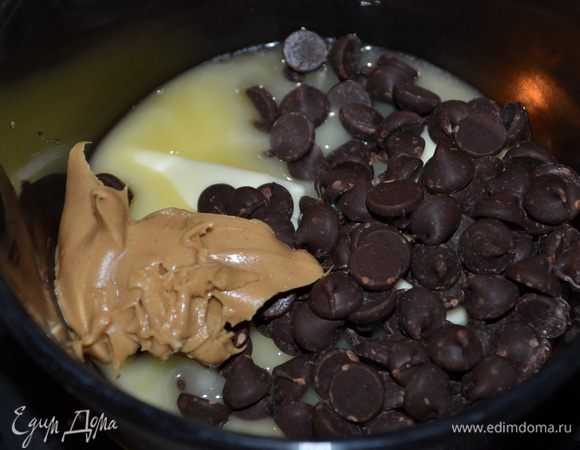 Шоколадные капли, сливочное масло и 1/4 стак.арахисового масло выложить в небольшую кастрюльку с тяжелым дном  и поставить на медленный огонь.
Перемешать. Снять с огня.
