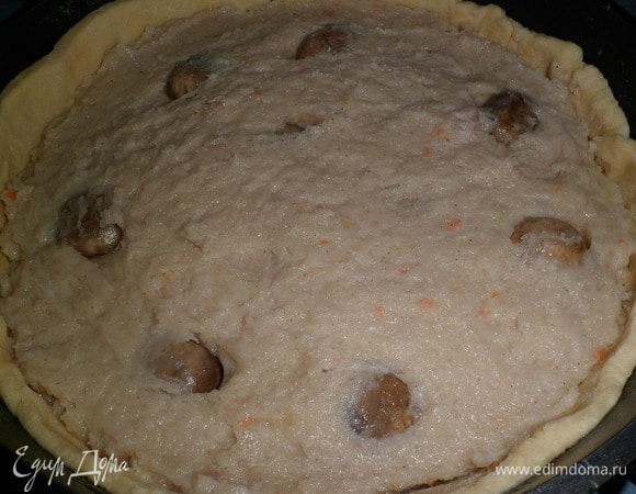 Затем укладываем целые грибочки. Затем куринный фарш. Все хорошо разравниваем