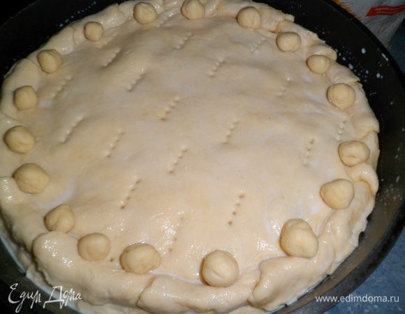 Раскатываем вторую половинку теста, обрезаем ровно края и накрываем пирог защипывая края. Делаем проколы вилкой на поверхности пирога