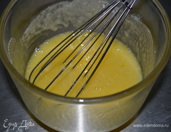 Яйца, сахар и соль перемешать в ёмкости. Выложить в нее шоколадную смесь, муку и разрыхлитель. Все вместе перемешать.