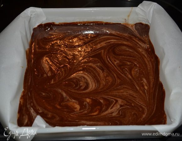 Выложить в приготовленную форму. Арахисовое масло слегка растопить в микроволновке 20 секунд. И выложить поверх теста. Распределить ножом кругами. Поставить в духовку на 18-20 мин.