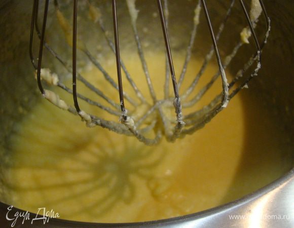 Масло растираем с сахаром, добавляем яйца и взбиваем