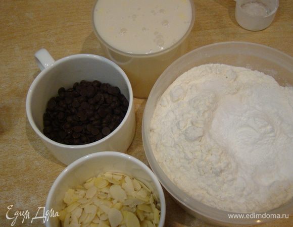 Просеиваем муку с разрыхлителем и солью, порциями вливаем пахту и добавляем муку, замешиваем тесто