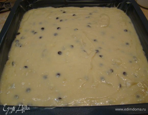 Добавляем шоколад и орехи - выливаем в квадратную/ прямоугольную форму, смазанную маслом