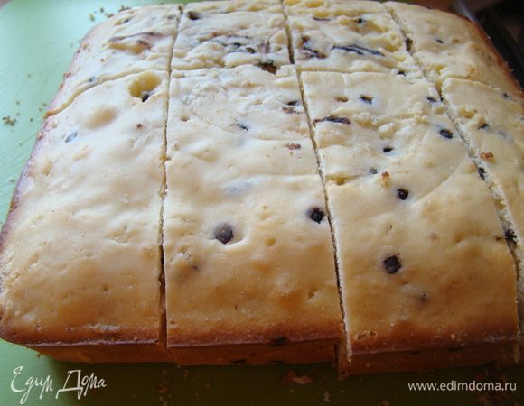 Выпекаем при 170"С около 35-40 минут (в зависимости от размера формы). Остужаем, разрезаем на 3 пласта вдоль и поперек - на столько частей, сколько хотите пирожных 