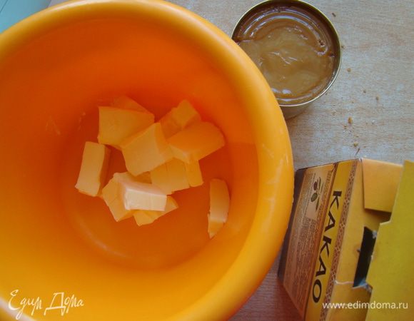 Крем. Мягкое масло взбиваем с какао и сгущенкой