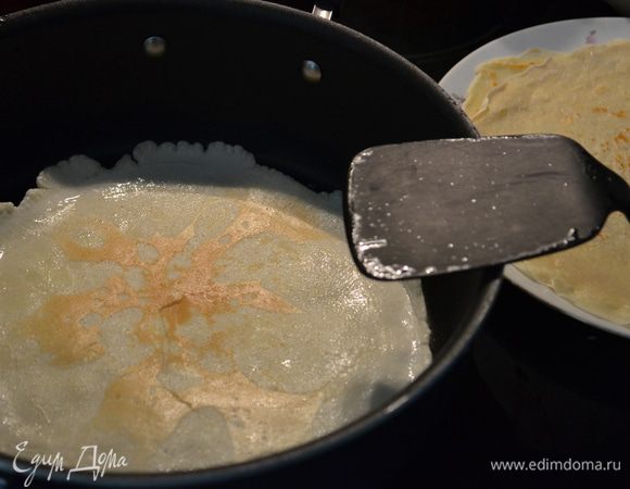 Слегка смазать сливочным маслом сковороду. Нагревать на среднем огне до появления пузырьков. Для каждого блинчика вылить на горячую сковороду небольшое количество теста, покройте им все дно сковороды. Жарить до светло-коричневого цвета с обеих сторон.