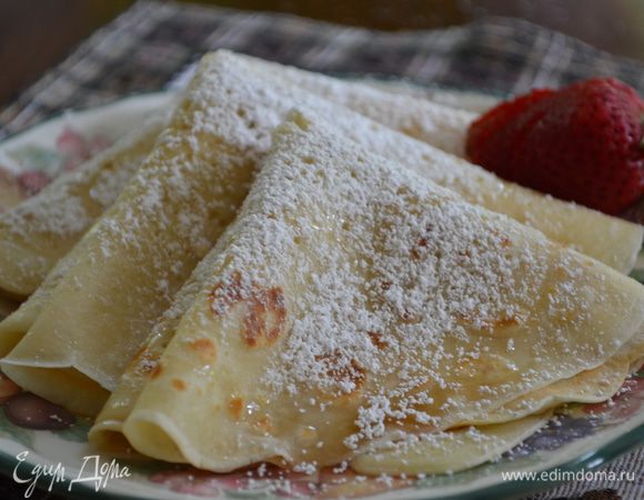 Готовые блинчики смазать джемом. Посыпать сахарной пудрой. Блинчики без начинки можно хранить в морозилке до двух месяцев, если герметично упаковать их.