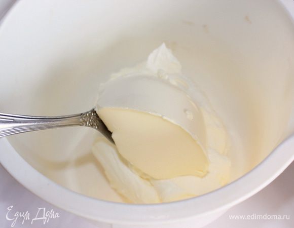 Творожный сыр и сметану смешайте в гладкую массу. Добавьте крахмал, размешайте до гладкости.   