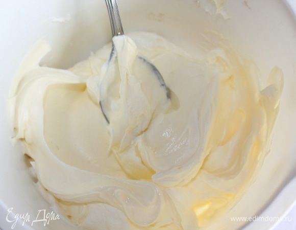 В отдельной посуде взбейте яйца с сахаром в пышную белую массу. Влейте половину яичной смеси в творожную массу, перемешайте тщательно.  