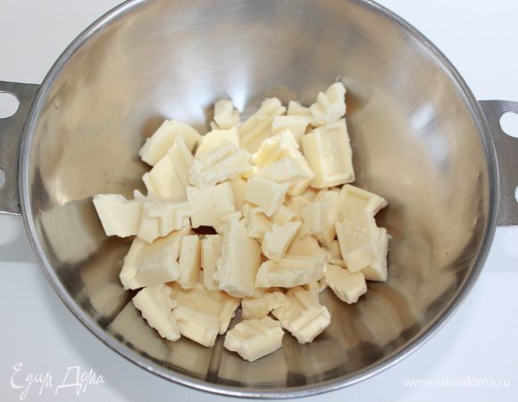 Растопите белый шоколад на водяной бане. 