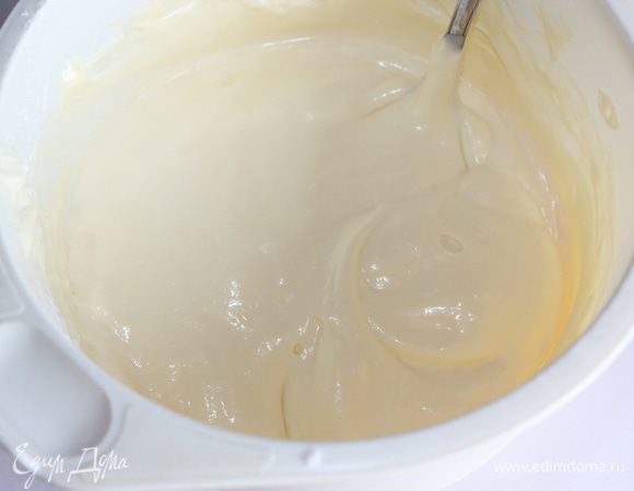 Добавьте шоколад к оставшейся яичной смеси, перемешайте до однородности. Соедините обе смеси, вылейте в форму. 