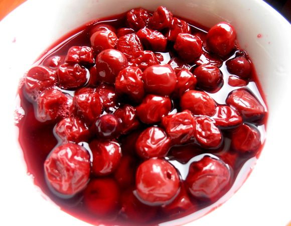 Вишню заранее размораживаем и вынимаем косточки,если есть!