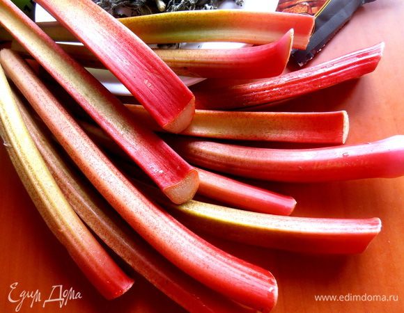 Молодые стебли ревеня промыть,не очищать от кожицы,в ней много витаминов!