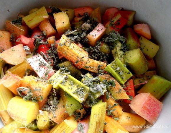 Выложить в кастрюлю и насыпать на ревень немного сухой мяты (свежей лучше было бы!)...