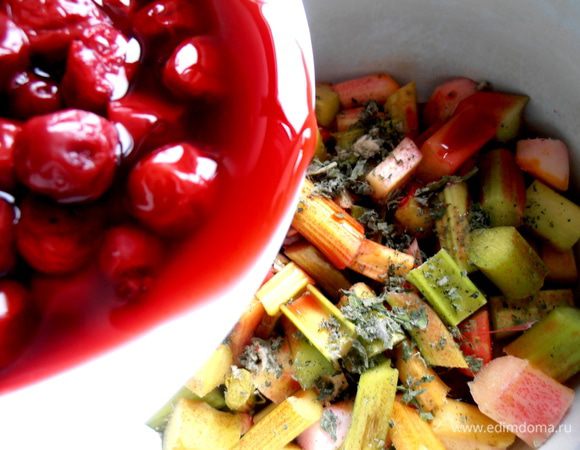 Вылить весь оттаявший сок от вишни к ревеню...