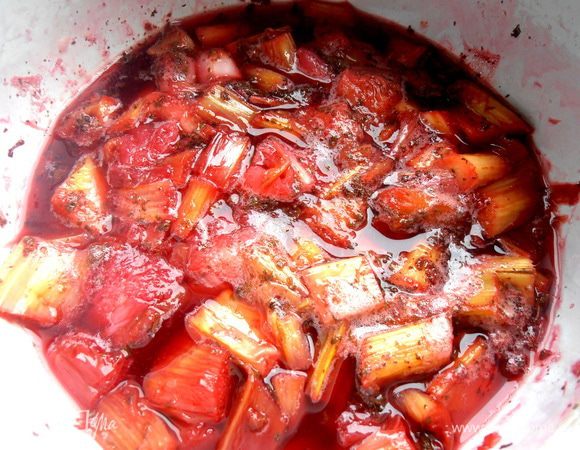 Проварим до размягчения ревеня...Если нет сока,можно влить немного воды или любого другого сока!