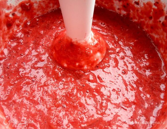 Тщательно пропюрировать блендером все ягодки и волокна ревеня...