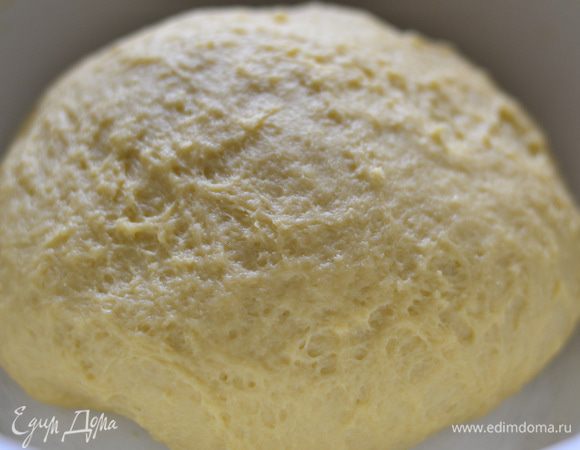 Тесто очень хорошо вымесить руками, накрыть, дать 2 раза подойти в теплом месте, при этом дважды вымесить.