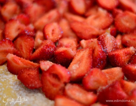 присыпать ее сахаром,