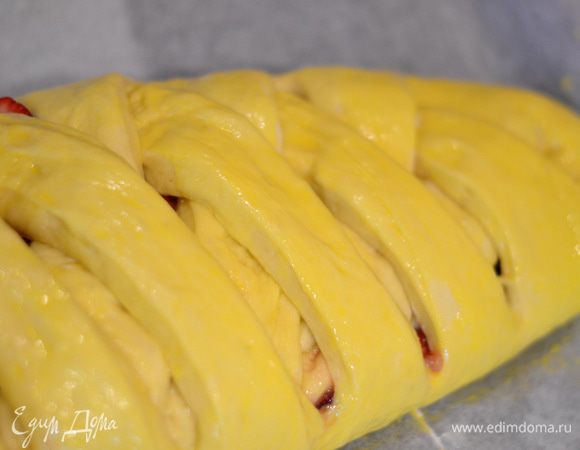 Смазать плетенку молоком с желтком и выпечь при температуре  180 С до готовности. Я выпекала около 30 минут. При расстойке клубника пустит сок, вытереть аккуратно салфетками и выпекать.