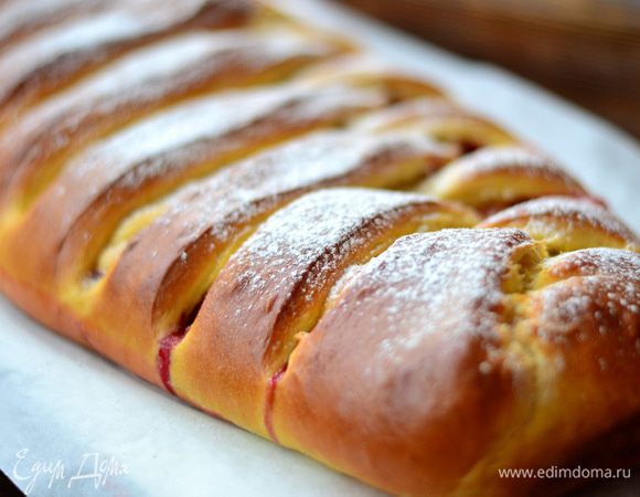 Готовую плетенку остудить, присыпать сахарной пудрой и подавать к столу!