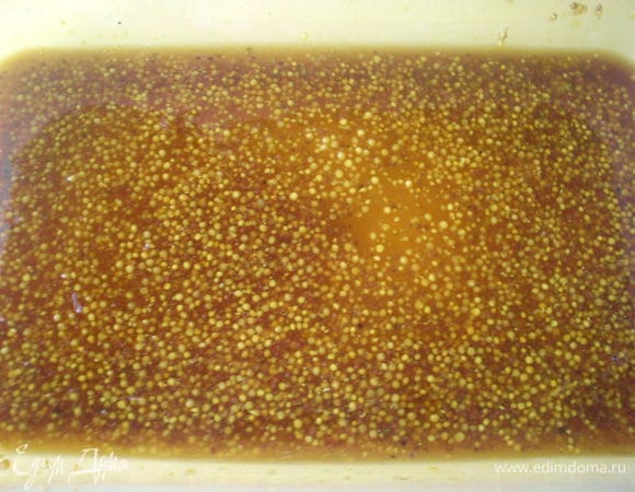 Смешайте все ингредиенты для маринада: кленовый сироп, соевый соус, горчицу, уксус, немного соли и перец. 