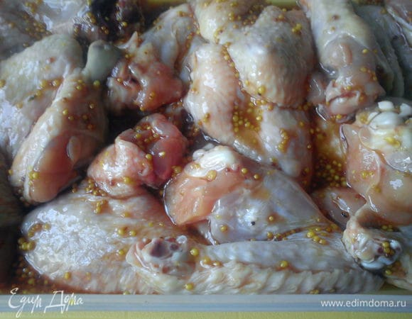 Крылья помойте, просушите бумажным полотенцем и замаринуйте минимум на 2 часа. Я оставляю на ночь.