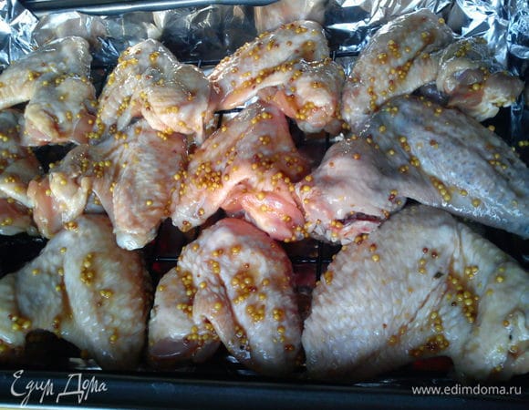 Выложите крылья на решетку. Противень застелите фольгой и поставьте над ним решетку. Запекайте в духовке при 200°C 30 минут. 