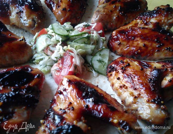 Очень вкусно — с кукурузной лепешкой и салатом из капусты.<br />
Маринад для куриных крыльев на мангале получается таким ароматным, что дополнительные соусы мясу не нужны. 
